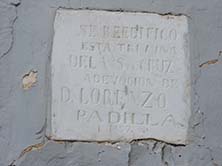 L&aacute;pida conmemorativa de la reedificaci&oacute;n.